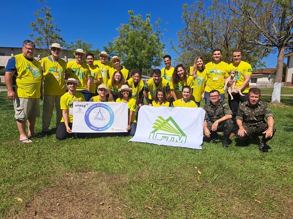 equipe de rondonistas da UFTM junto com equipe de rondonistas da Unesp recebendo a visita do Major Aldivan Pinto, membro da organização da Operação Sentinelas Avançadas. Local: Seringueiras (RO)