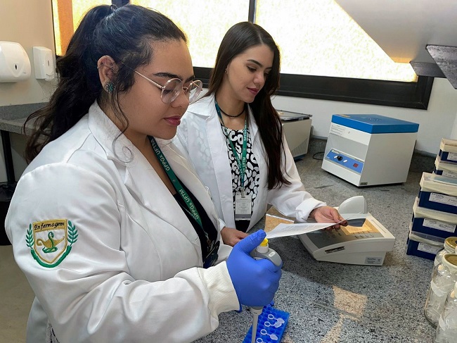 Mestranda Maria Laura Chaves, do Programa de Pós-graduação em Ciências da Saúde, e a professora Fernanda Rodrigues Soares, do ICBN/UFTM