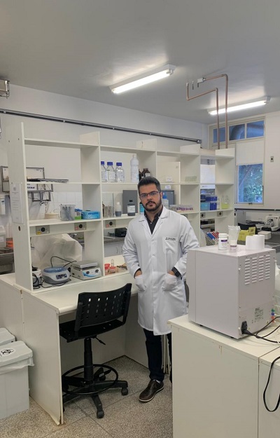 Professor Murilo da Silva, em laboratório de pesquisa da UFU