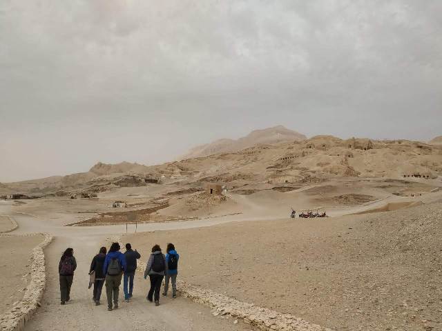 Pesquisadores do Projeto frente à paisagem das tumbas em Luxor