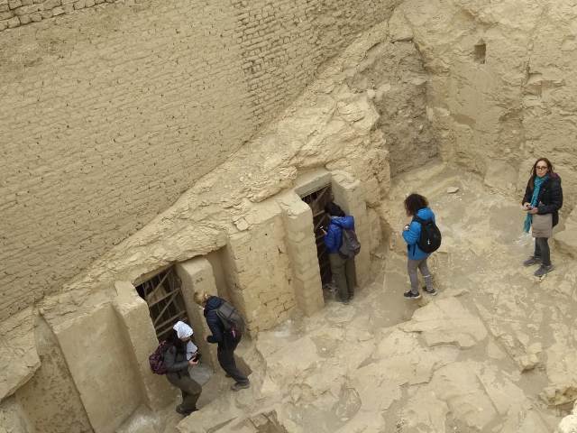 Membros da equipe visitando a entrada de algumas tumbas em Luxor