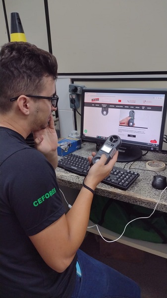 Aluno estudando sobre o uso do Equipamento de medição profissional 4 em 1: Anemômetro, Higrômetro, Termômetro e Luxímetro. - utilizado para medição de temperatura, umidade do ar, velocidade do ar e níveis de iluminamento.