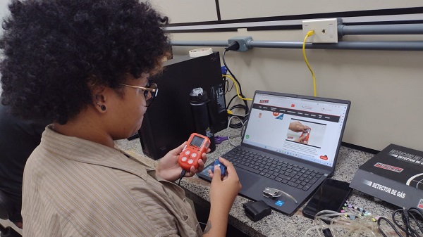 Aluna estudando sobre o uso do Kit detector de 4 gases (Oxigênio, Monóxido de Carbono, Gases combustíveis e Sulfeto de Hidrogênio). Equipamento utilizado para o controle de substâncias tóxicas, inflamáveis e asfixiantes em espaços confinados.