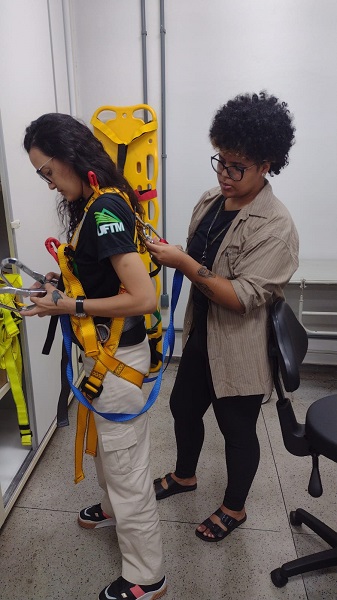 Alunas treinando a colocação de Cinto de Segurança utilizado para Trabalhos em Altura.