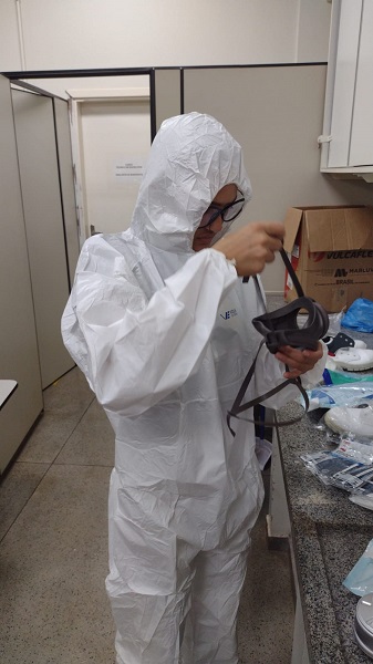 Aluno utilizando os Equipamentos de Proteção Individual contra contra agentes químicos