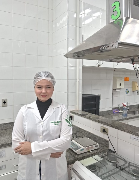 discente Franciele Cardoso Magalhães, Laboratório de Técnica Dietética do curso de Nutrição (CE/UFTM)