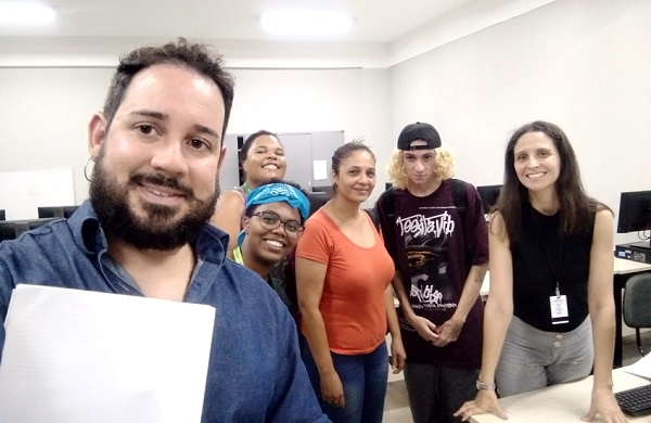 Ilana com integrantes do projeto de extensão