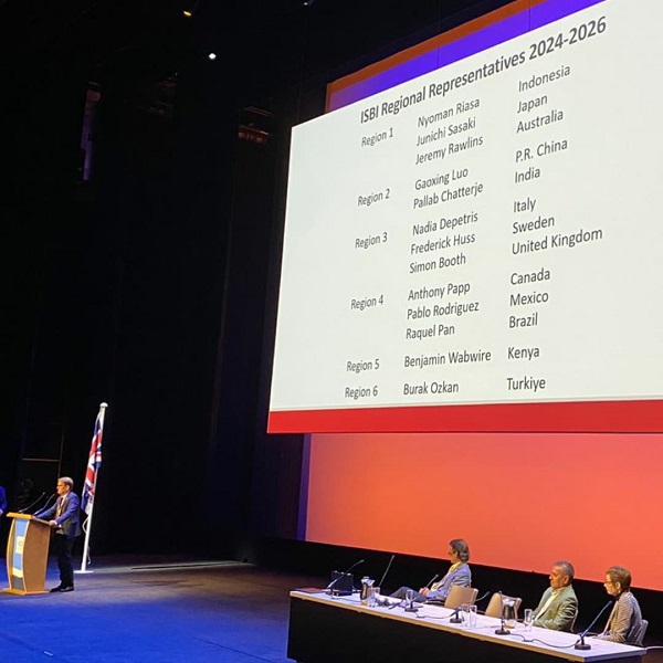 O nome de Raquel Pan e de outros representantes anunciados na Assembleia Geral da ISBI pelo presidente da Sociedade