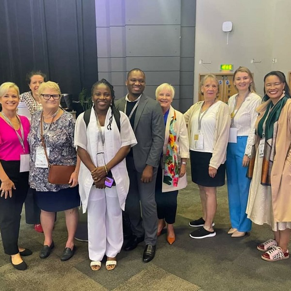 Raquel Pan (2ª, da dir. p/ esq.) ao final da reunião do Comitê de Enfermagem com enfermeiros de diversos países