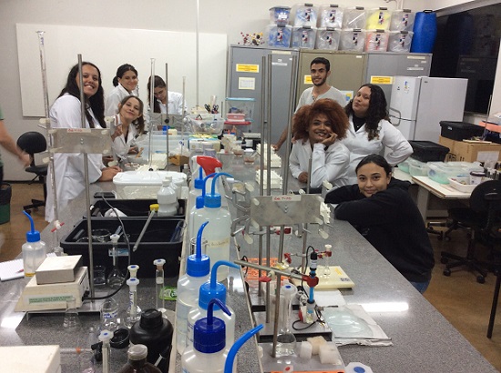 Alunos da Licenciatura em Química da UFTM no Laboratório de Eletroquímica e Eletroanalítica (LEE) do Departamento de Química