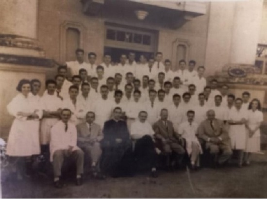 Primeira turma da FMTM em frente à Faculdade de Odontologia do Triângulo Mineiro (1954)
