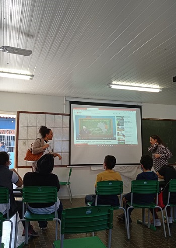 Gyzah (à esq.) na escola Escola Estadual Lauro Fontoura