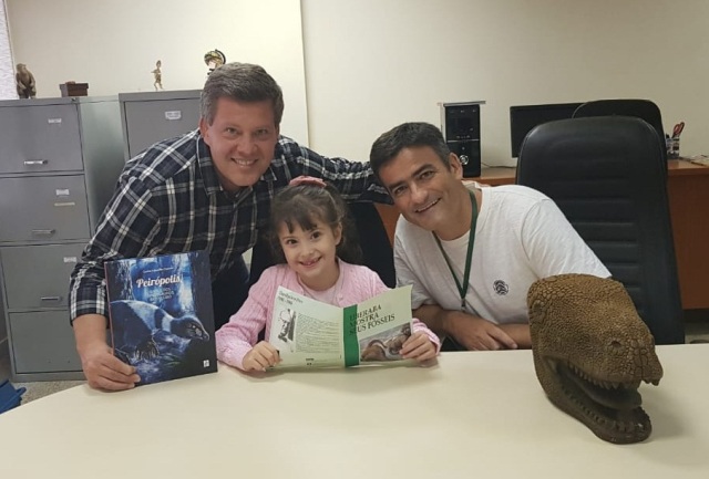 Fredrico Price (à esq.) e Maria Giulia, ao lado do servidor ao lado do servidor Álvaro Guedes